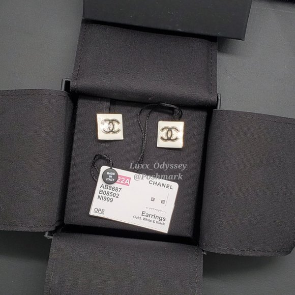 Chanel CC Logo Earrings - Picture 3 of 11